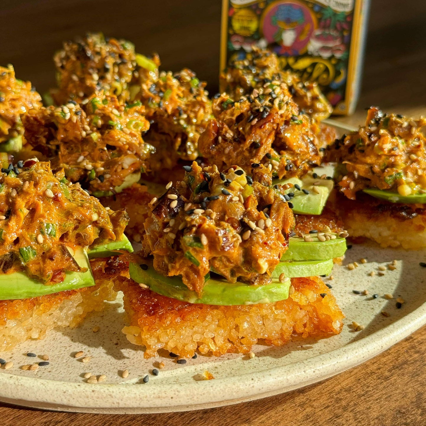 Fishwife와 Fly By Jing의 달콤하고 매콤한 종을 곁들인 훈제 연어