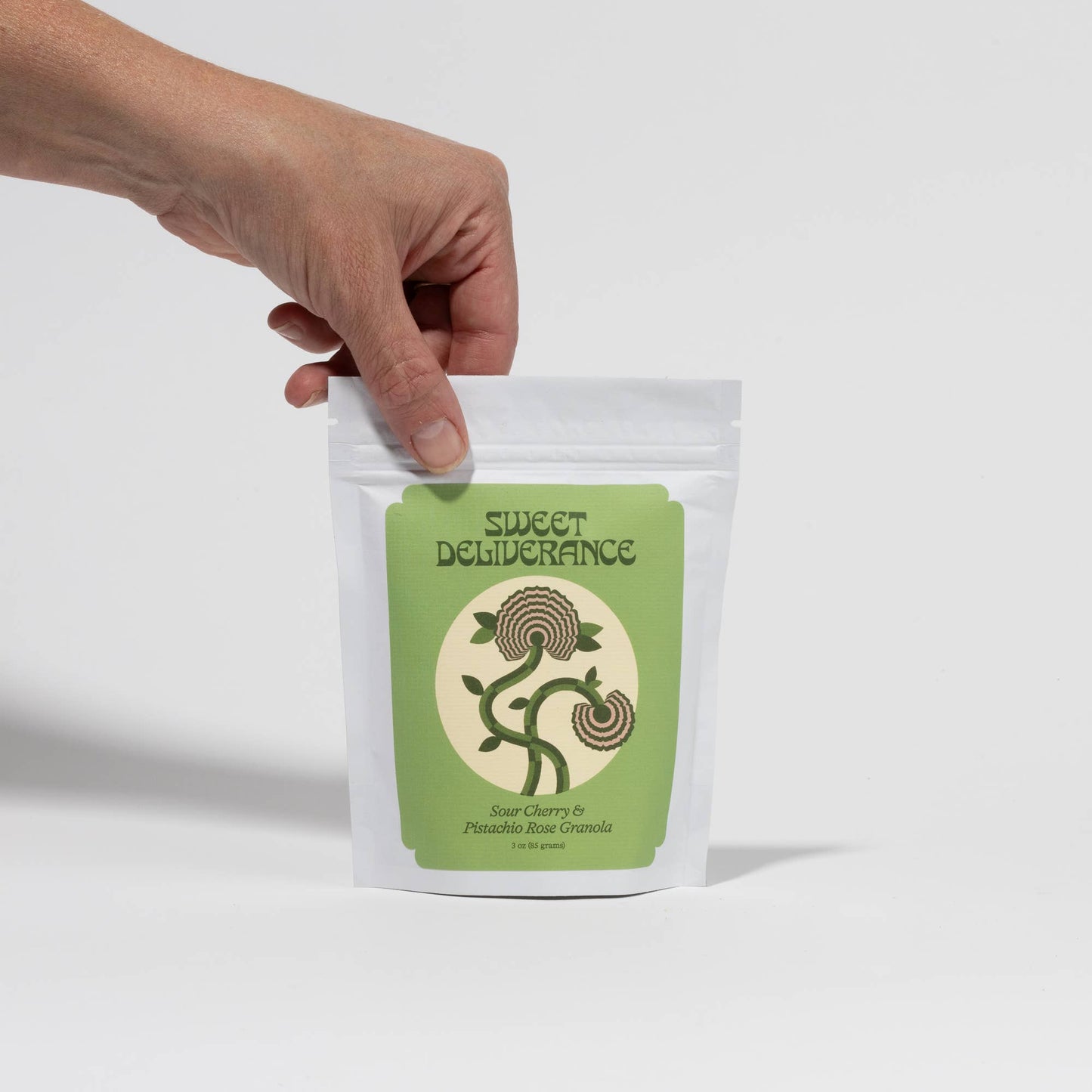 Sweet Deliverance의 작은 사워 체리 & 피스타치오 로즈 그래놀라