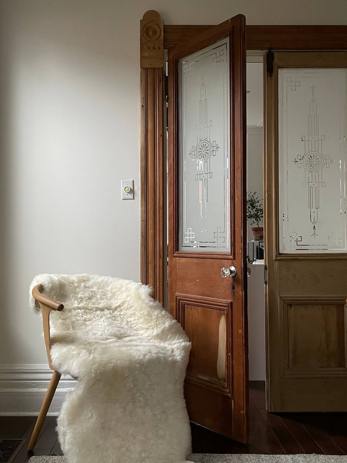 Black Sheep White Light의 깎은 흰색 더블 아이슬란드 양모 러그