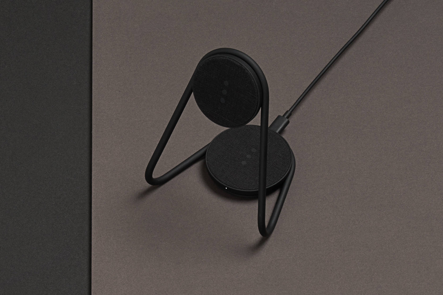 MAG:2 - Essentials Linen Wireless Charger Stand (Magnetic): Charcoal